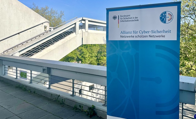 Roll-Up Allianz für Cyber-Sicherheit vor dem Veranstaltungsgebäude der Ruhr Uni Bochum (Quelle: Bundesamt für Sicherheit in der Informationstechnik (BSI)) Roll-Up Allianz für Cyber-Sicherheit vor dem Veranstaltungsgebäude der Ruhr Uni Bochum