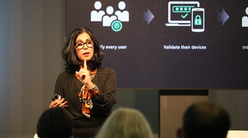 Natalia Oropeza vor Publikum mit Grafik im Hintergrund